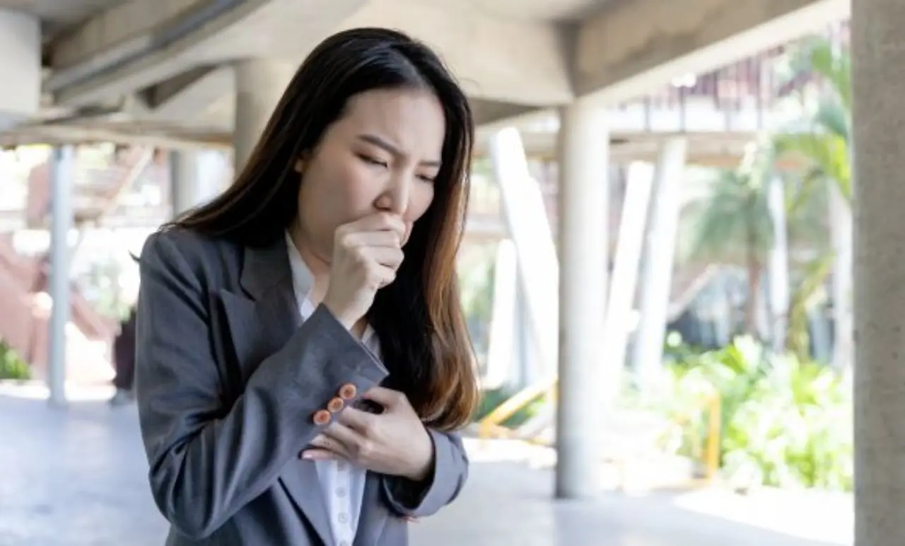 Bruciore e tosse continua? Potrebbe essere reflusso gastroesofageo: ecco cosa è davvero