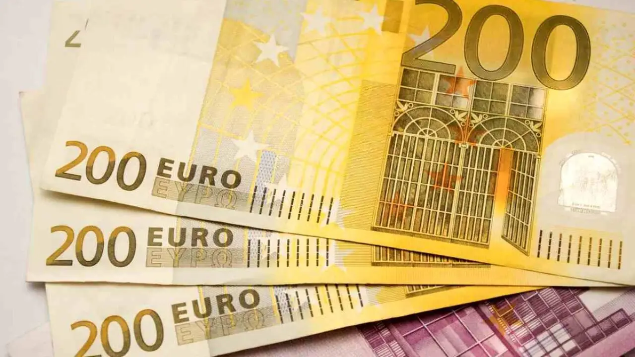 Nascondi i soldi contanti in casa in questo modo sicuro per conservarli senza rischi