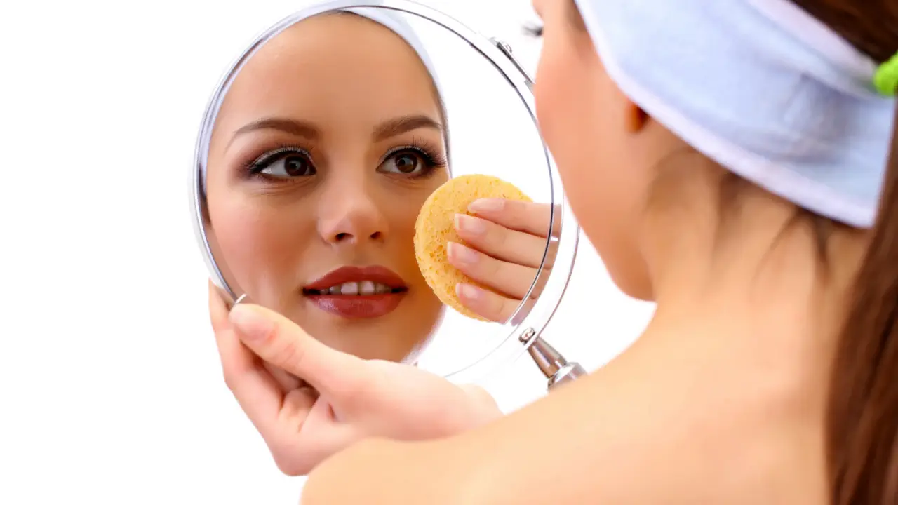 Se l’acne non passa o peggiora devi andare subito dal dermatologo: ecco quando non aspettare