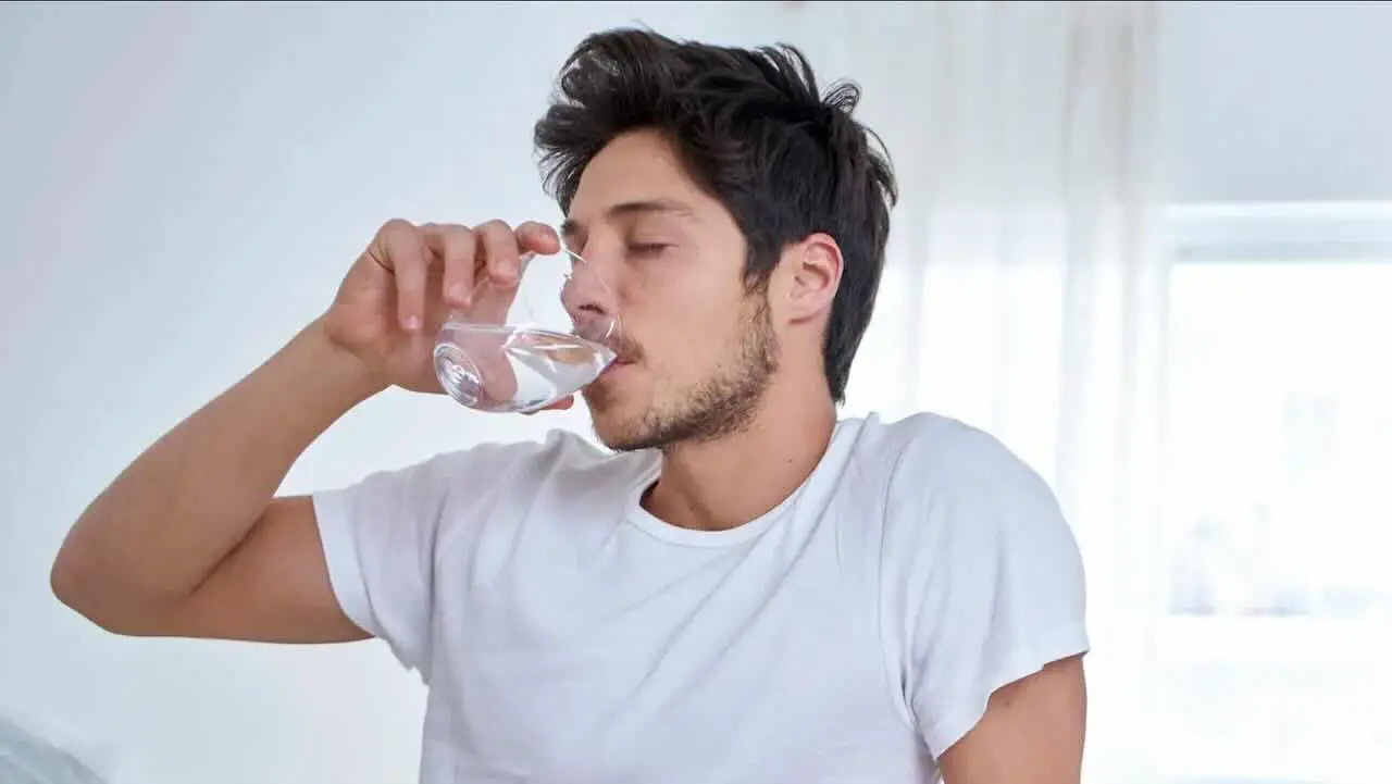 Non bere questo prima di dormire o la tua digestione sarà un incubo: ecco cosa scegliere