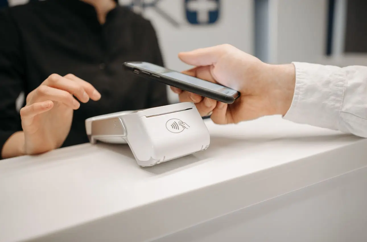 Noleggio auto solo con il bancomat? Ecco le poche compagnie che lo permettono davvero