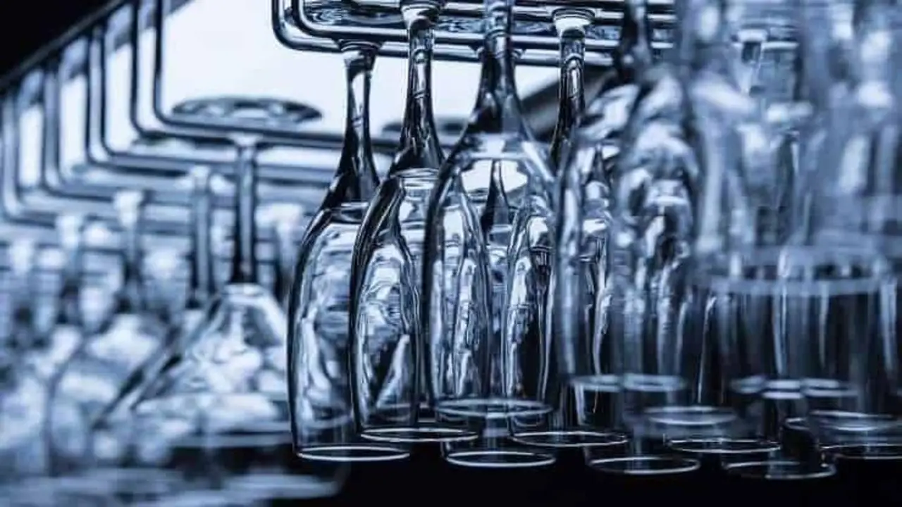 Come si fa a organizzare un angolo bar in casa? I bicchieri e i liquori essenziali