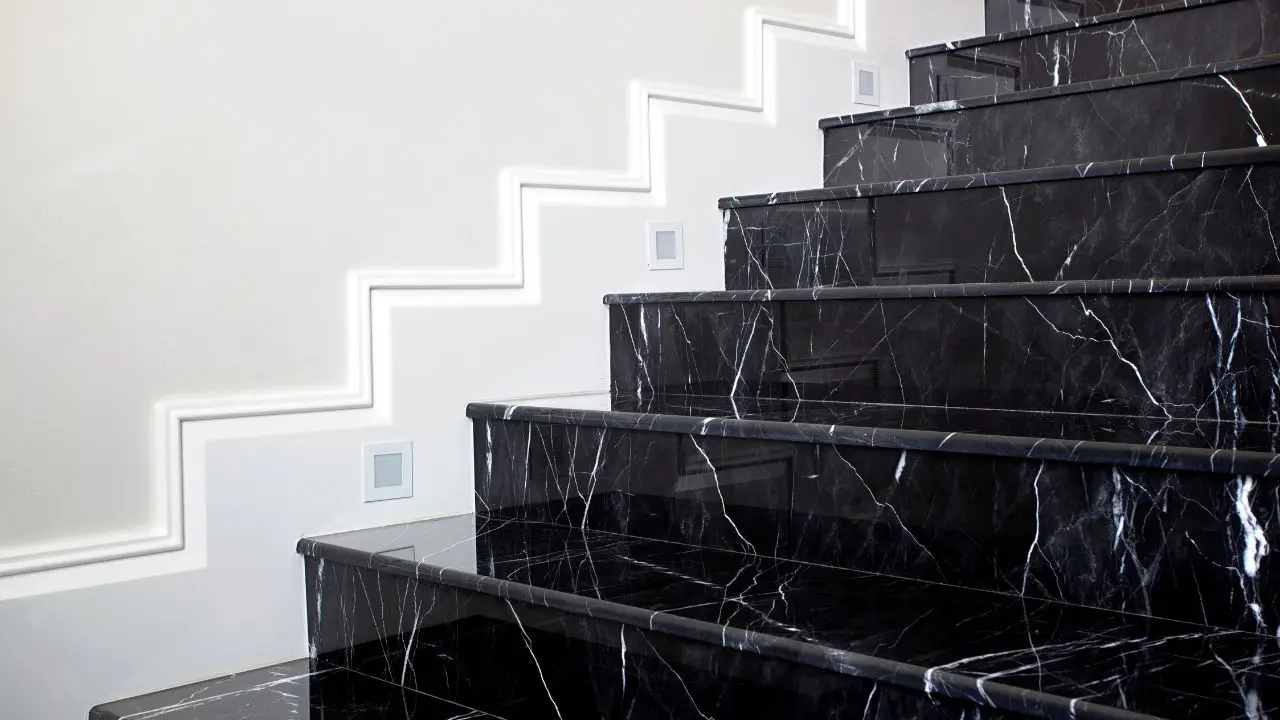 Come si fa a pulire le scale interne di casa? Il metodo per marmo, legno o piastrelle